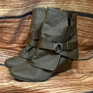 Blowfish Malibu Wedge Ankle Boots Size 8.5 Brown Buckle Strap Booties